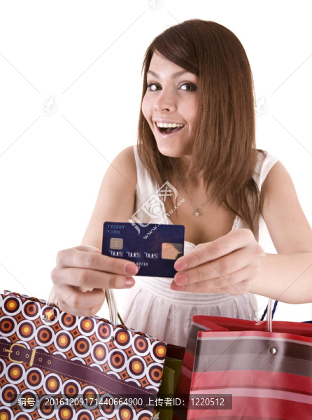 帶包和信用卡的女孩。