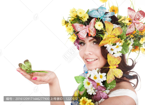 頭上有蝴蝶和花的女孩。