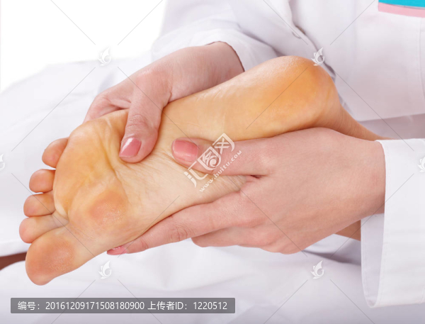 女性腿部按摩。