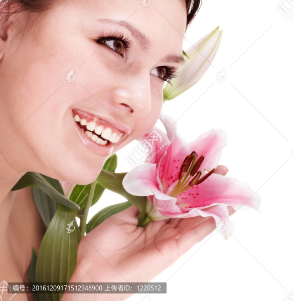 美麗的年輕女子與花。