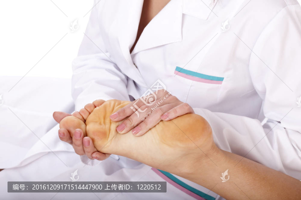 女性腿部按摩。急救。