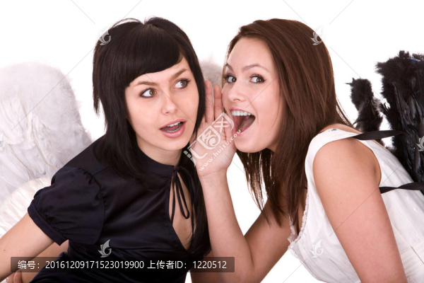 天使服裝中的情侶女孩。