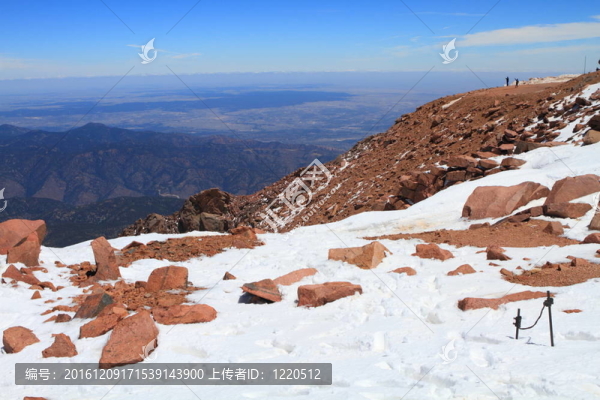 白雪皚皚的山坡