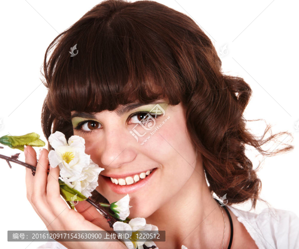 美麗的女孩與春天的花。