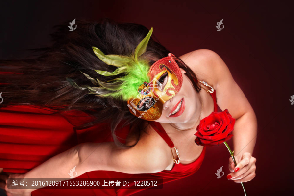 紅玫瑰和面具的女孩。