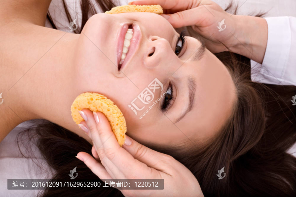 美麗的年輕女孩在斯帕。按摩.