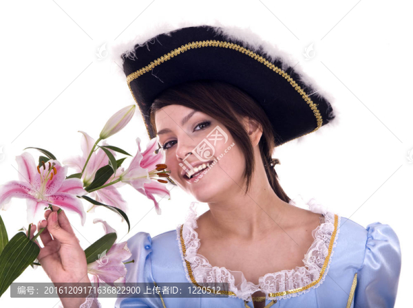 穿藍(lán)色連衣裙和花的女人。