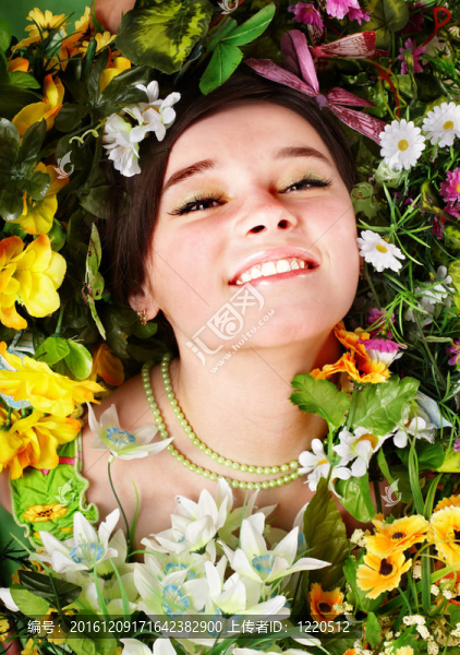 美麗的女孩與蝴蝶和花在草地上。