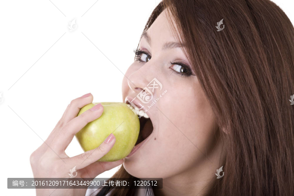 美麗的年輕婦女與綠色蘋果。
