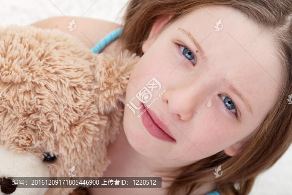 抱著泰迪熊哭的傷心女孩