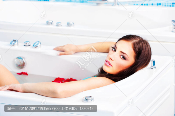 溫泉中心的女人