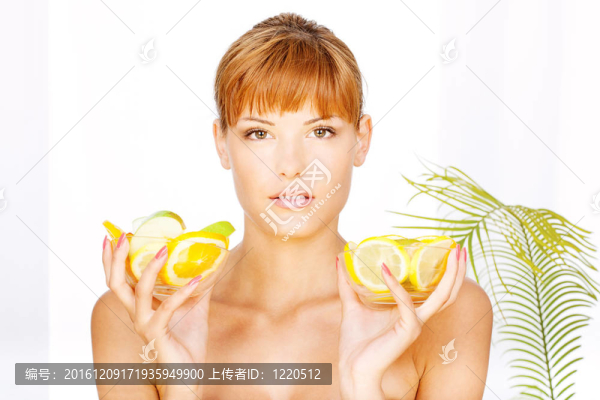 兩個(gè)裝滿水果的女孩