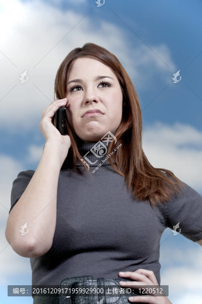打電話的女人
