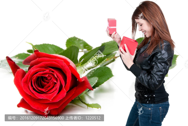 美女打開禮物