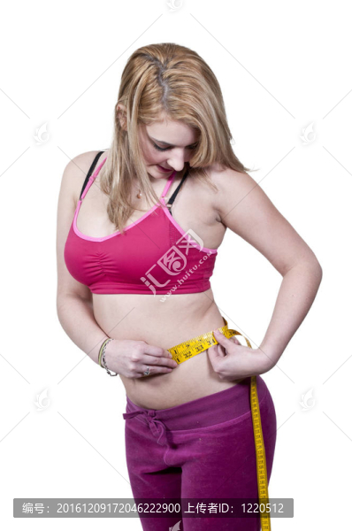 女人測量她的腰
