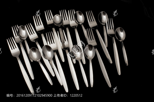 黑色背景上的叉子和勺子