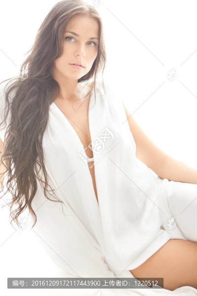 穿著優(yōu)雅的可愛女人
