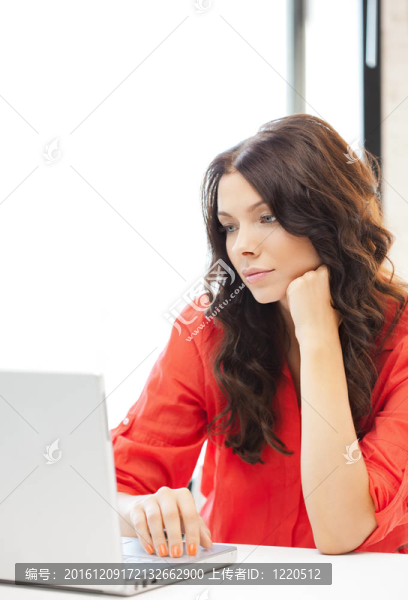 快樂的女人與筆記本電腦