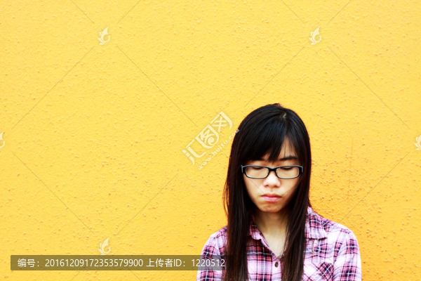 悲傷的亞洲女人