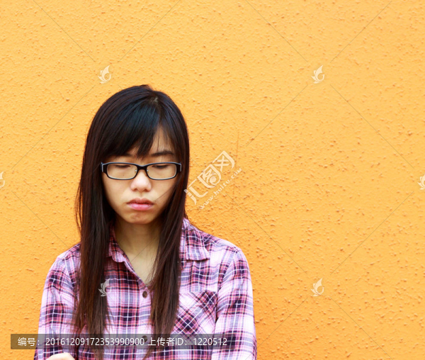 悲傷的亞洲女人