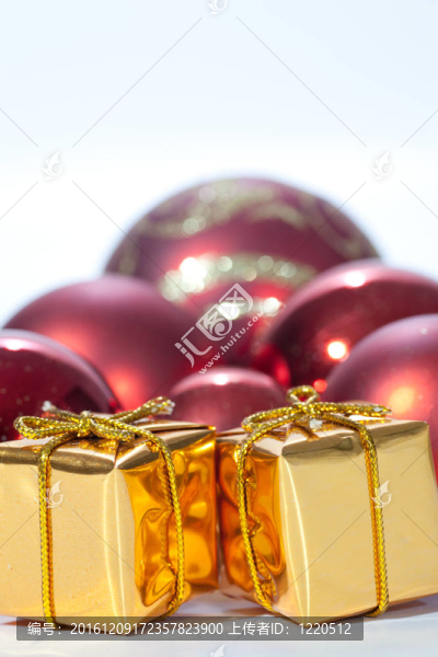 金色圣誕禮物和紅色圣誕球