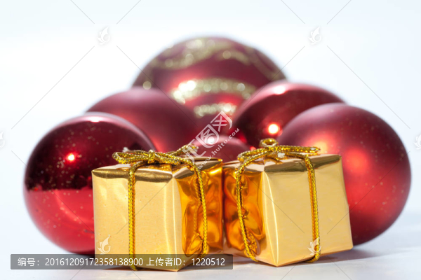 金色圣誕禮物和紅色圣誕球