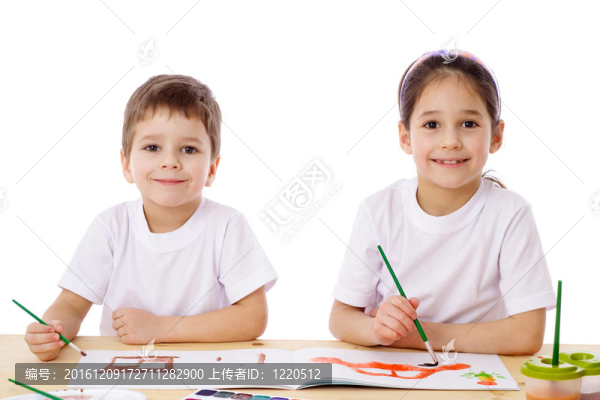 兩個小孩子畫水彩