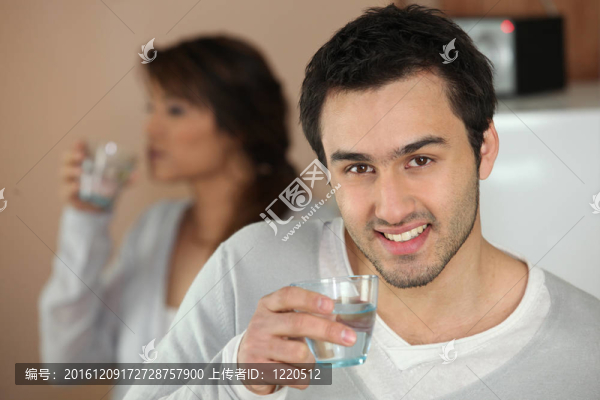 夫婦在家喝水杯