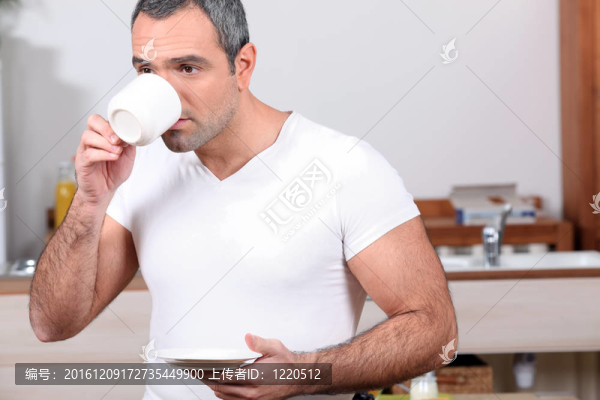 廚房里的人喝咖啡