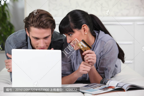 年輕人和年輕女人在網(wǎng)上購物