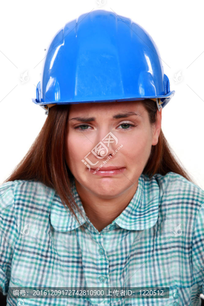 哭泣的女建筑工人。