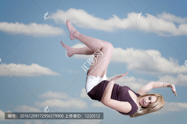 女人從天空墜落