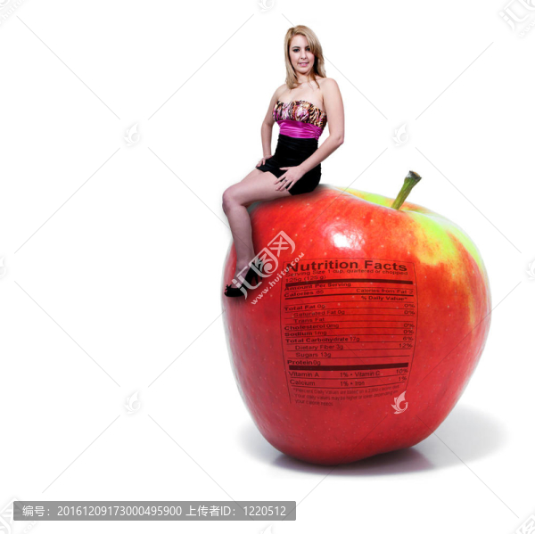 婦女坐在紅色美味蘋果與營養(yǎng)標簽