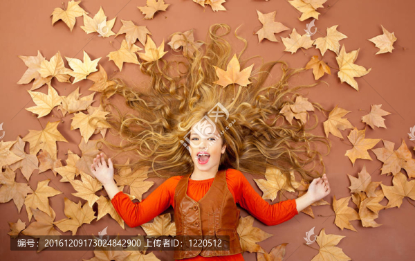 秋天秋天小金發(fā)女孩在干燥的樹(shù)葉
