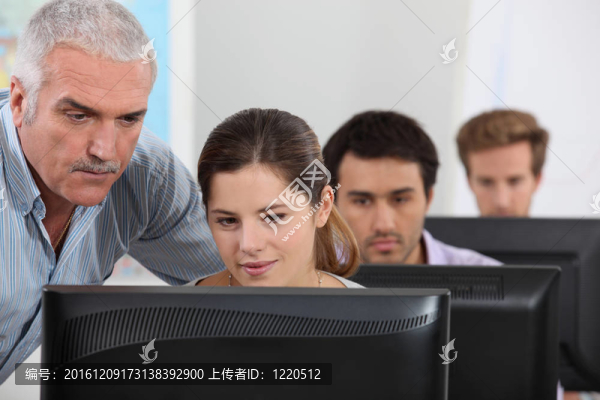 一位給班上的IT老師。
