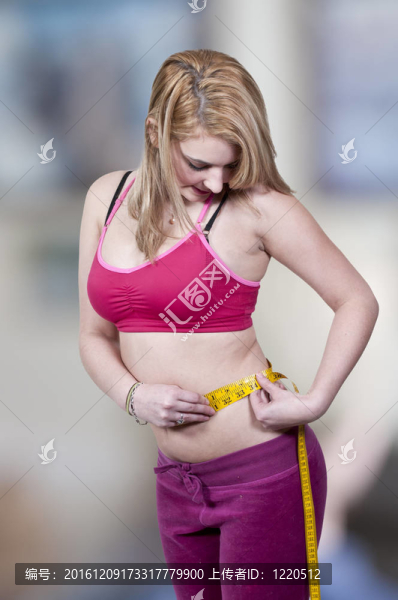 女人測(cè)量她的腰