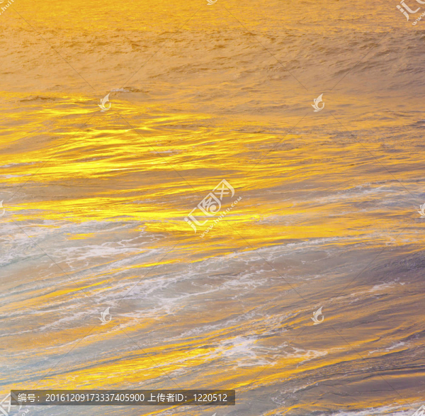 美麗的波浪在海灘日落