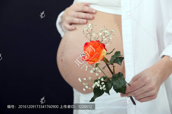 抱著玫瑰的孕婦