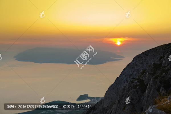 在比奧科沃山島島和日落；克羅地亞
