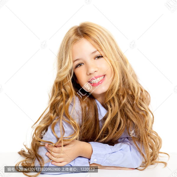 金發(fā)女孩在白色的書桌上微笑的小女孩肖像
