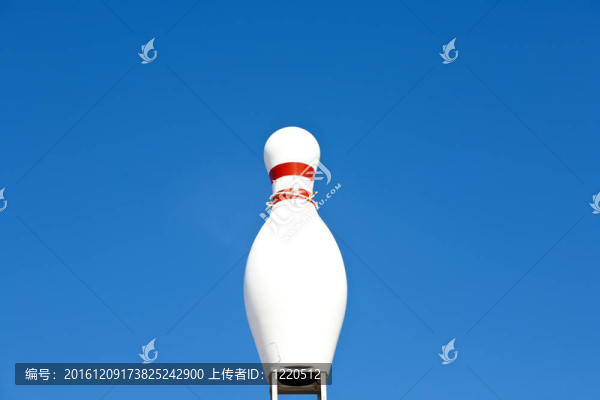 藍(lán)天中的保齡球