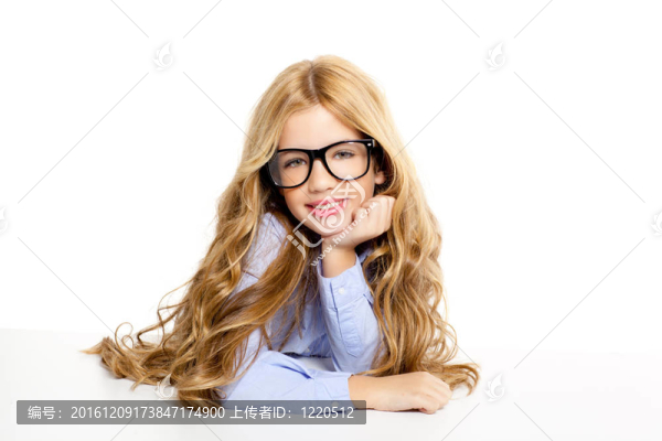 金發(fā)碧眼的時(shí)尚女孩與白色的眼鏡肖像