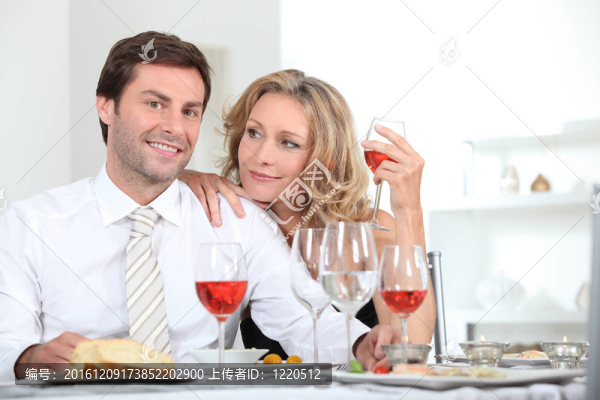 夫婦坐在桌旁喝酒