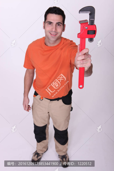 男子用扳手