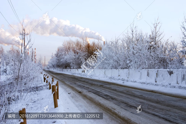 雪覆蓋道路的樹木環(huán)境與吸煙管道的背景