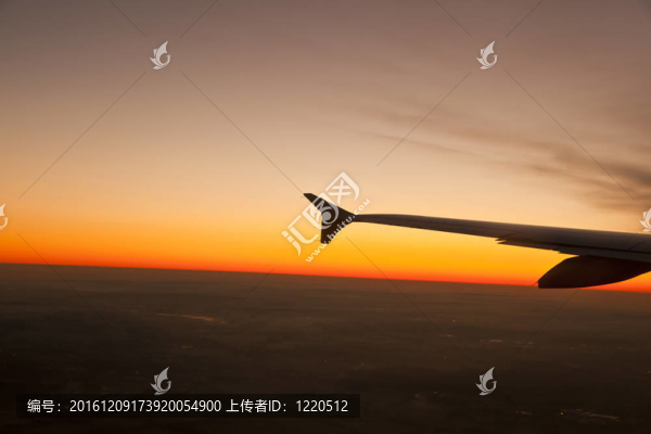 天空中飛機(jī)的翅膀