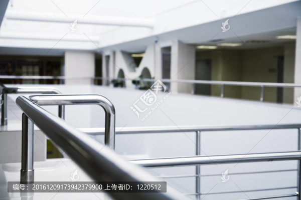 現(xiàn)代辦公建筑室內(nèi)的金屬細(xì)節(jié)