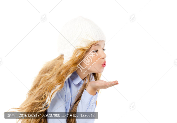 美麗的冬天女孩吹風嘴唇