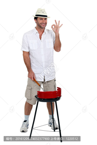 男子站在燒烤做飯
