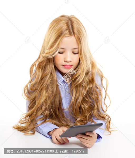 金發(fā)學(xué)生孩子與電子書平板電腦肖像在書桌